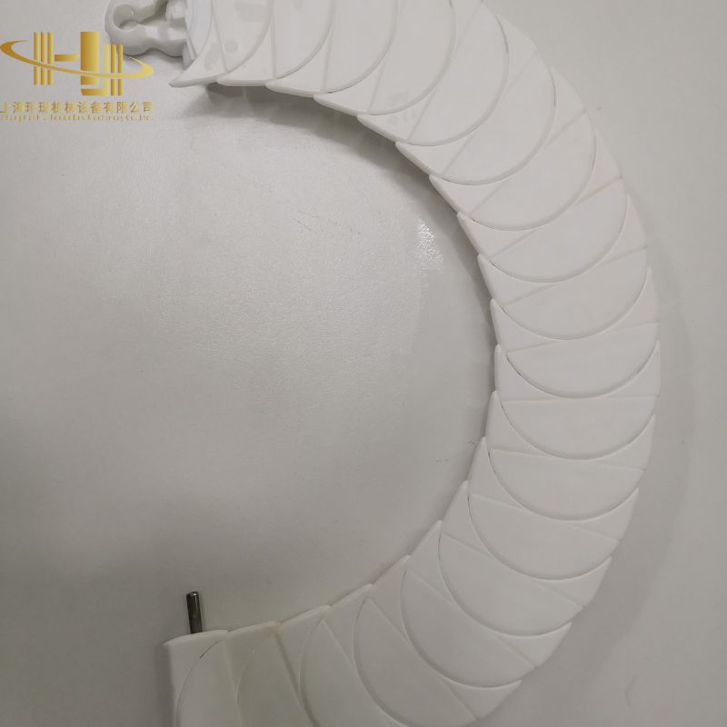 Side-Flexing Plastic Conveyor Chain for Compact Curved Layouts, Flexible Transport, and Packaging Line Optimization