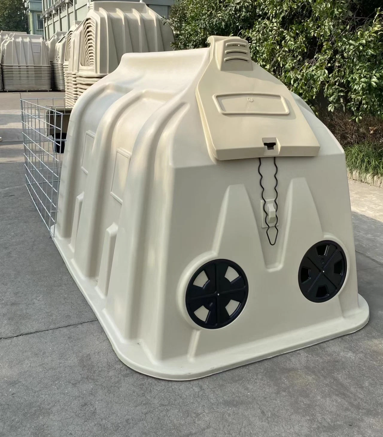 Livestock Reinforced Calf Cages Plastic Cattle Cow Hutches Calf House for Daily Farm Feeding Animals Calf Hutch with Fencing