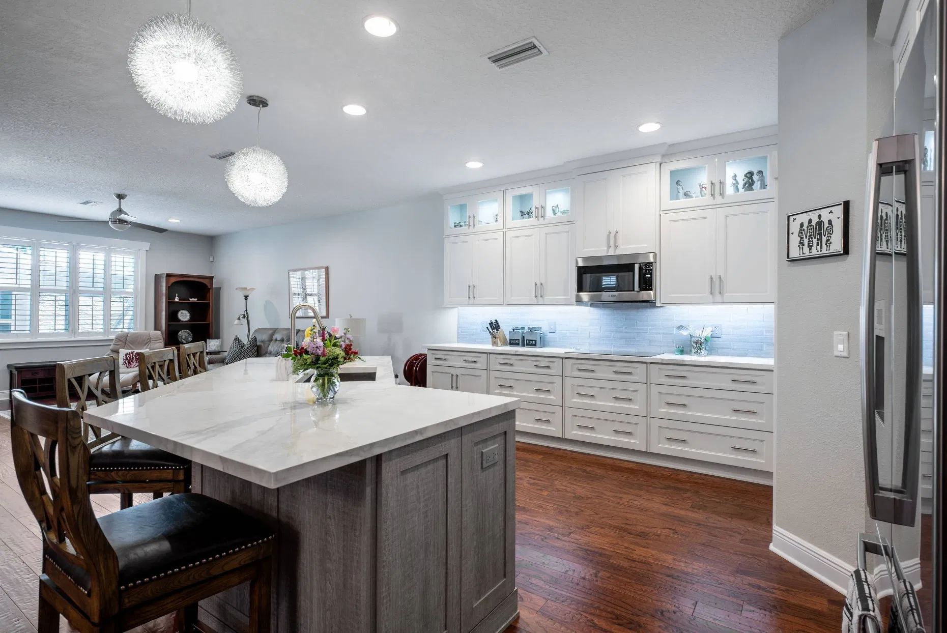 Modern Style Wood Veneer Tones Kitchen Island with Quartz Stone Countertop