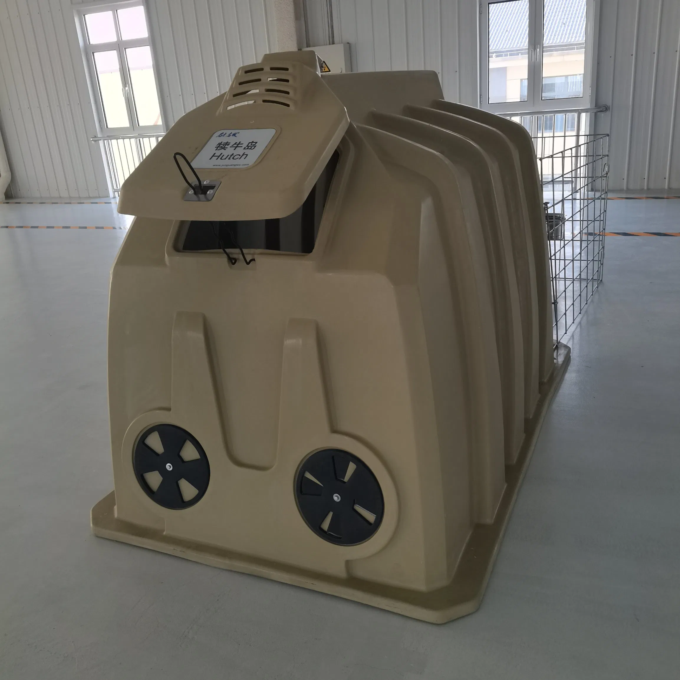 Dairy Farm Economical Calf Living House with Fence and Feeding Bucket Calf Hutch