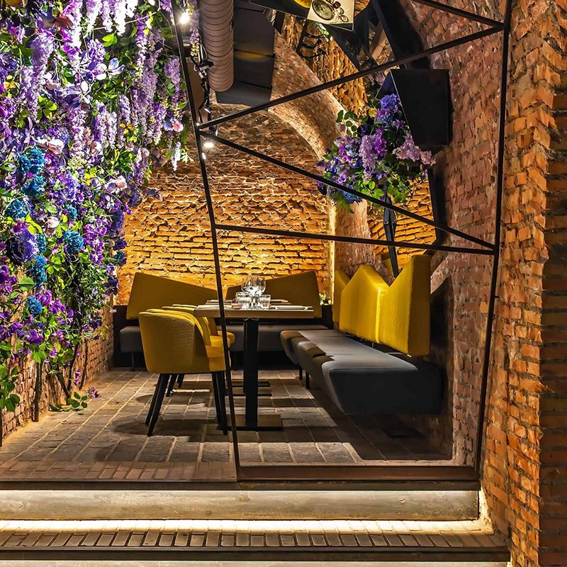 Luxury Velvet Restaurant Furniture Dining Table and Chairs Set for Hotel and Cafe