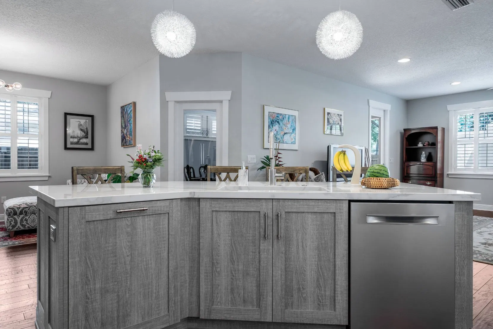 Modern Style Wood Veneer Tones Kitchen Island with Quartz Stone Countertop