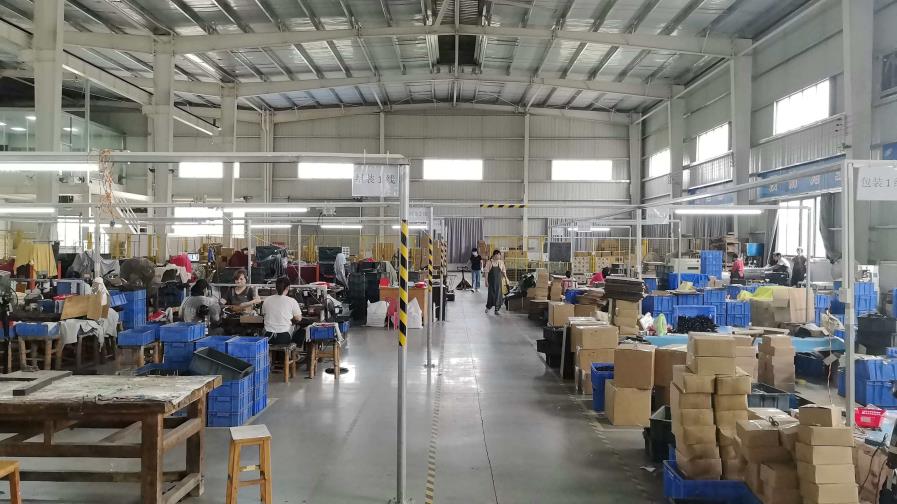 Proceso de embalaje final de herramientas de jardín para exportación