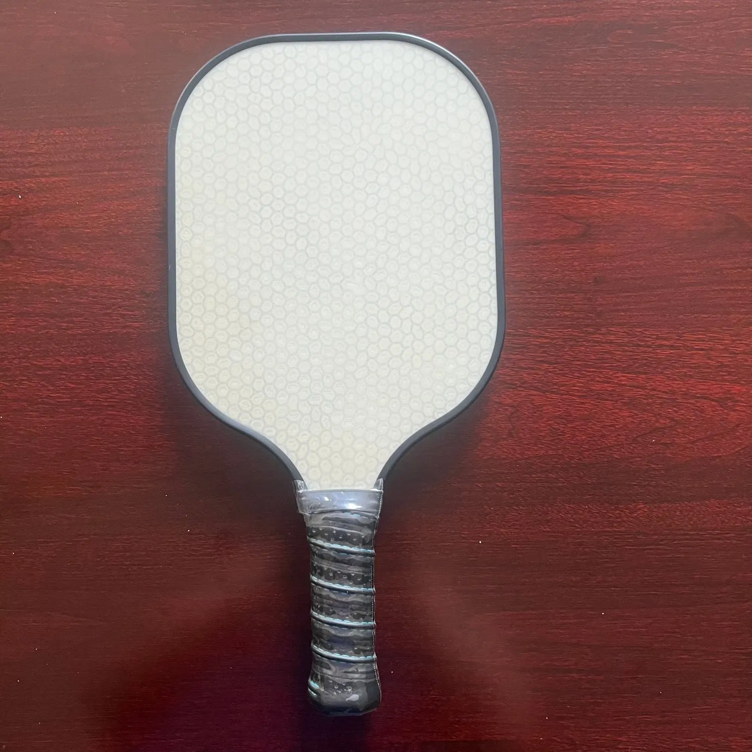 Paleta de pickleball compuesta de fibra de carbono con núcleo de panal y mango ergonómico para competiciones profesionales de pickleball