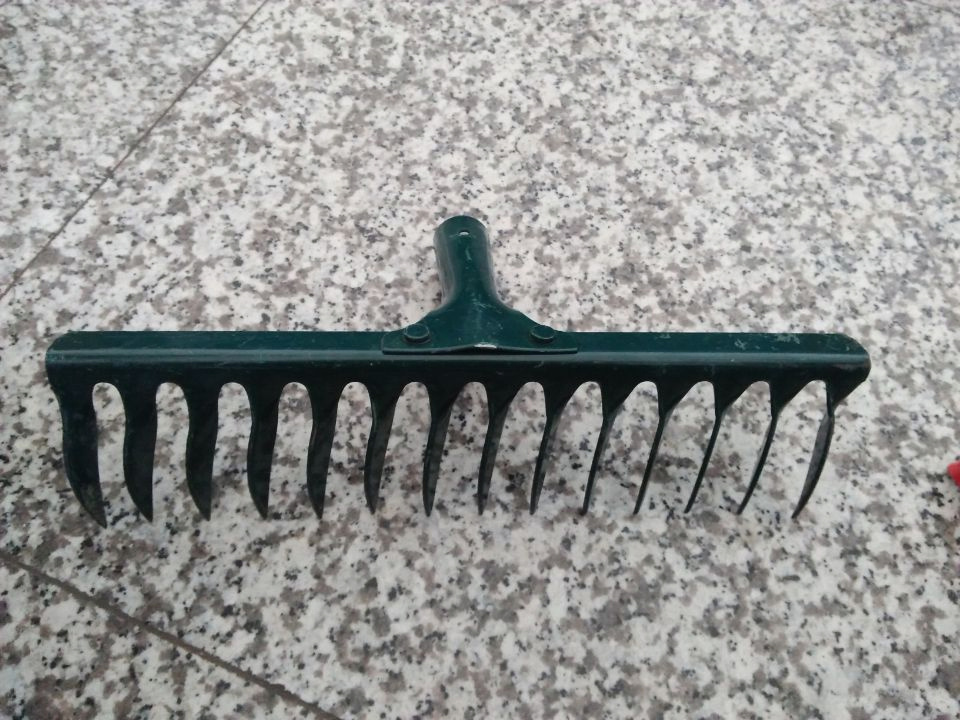 Herramientas de Jardín de Granja al por Mayor 14 Rastrillos de Dientes Torcidos Rastrillos de Metal para Jardín