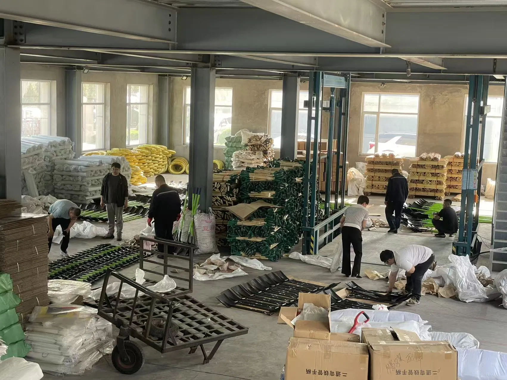 Tenedor de Jardín de Alta Carbono de Venta Caliente - Herramienta de Excavación con Mango de Metal Duradero