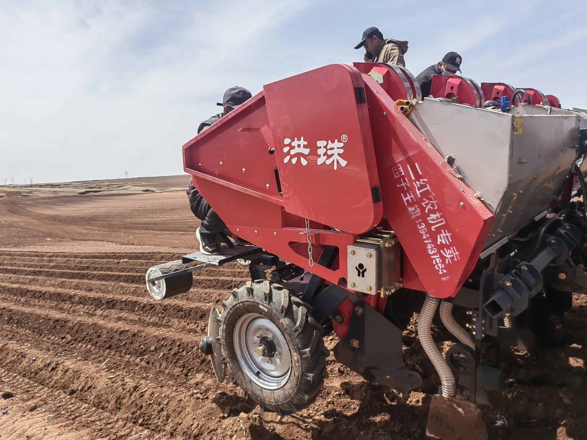 Sembradora trasplantadora de patatas montada en tractor 1