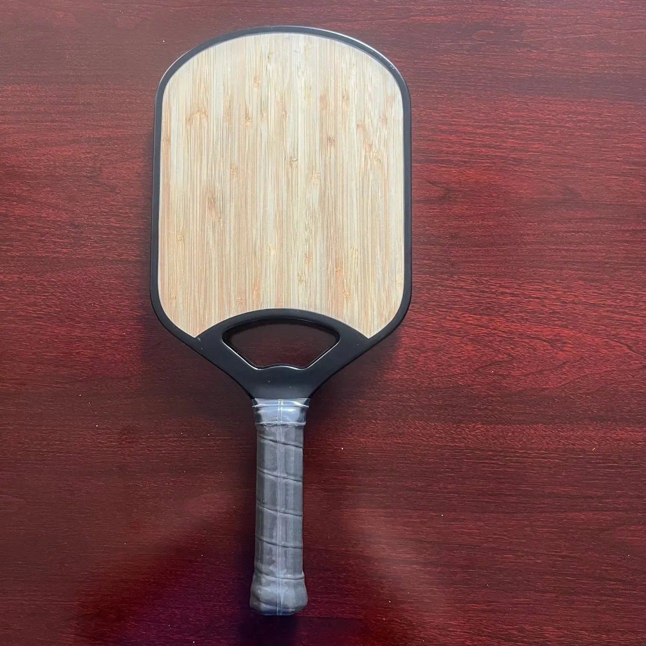Paleta de pickleball compuesta de fibra de carbono con núcleo de polímero y mango ergonómico para artículos de soporte en centros de fitness