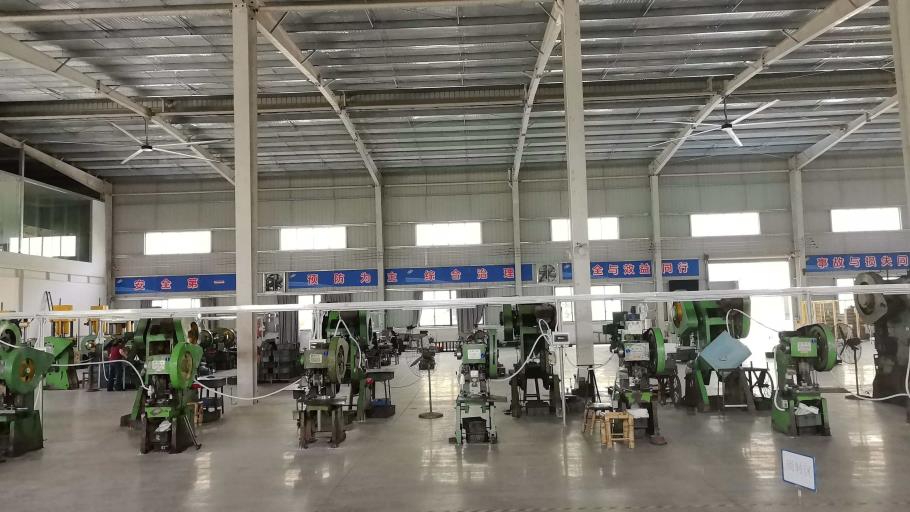 Proceso de punzonado en la fabricación de herramientas manuales de jardín