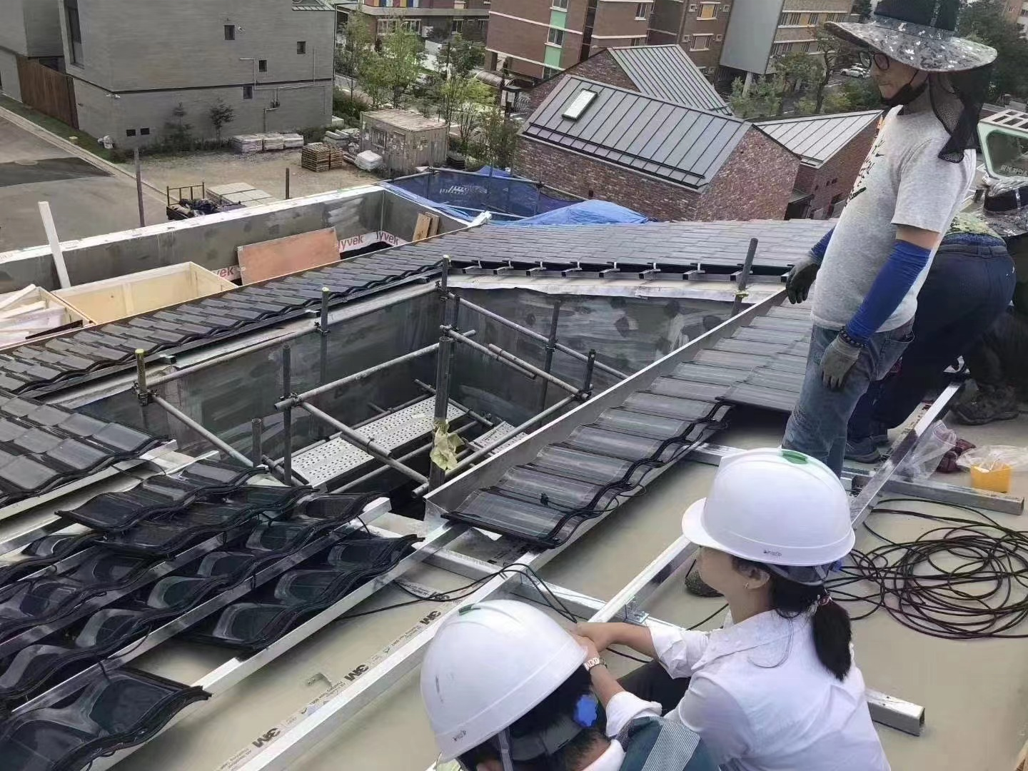 Solar Roof Curve Tile 30W CIGS Thin Film Photovoltaic Power Generates Energy System Glass Shingle Panel BIPV Solar Roof Tiles