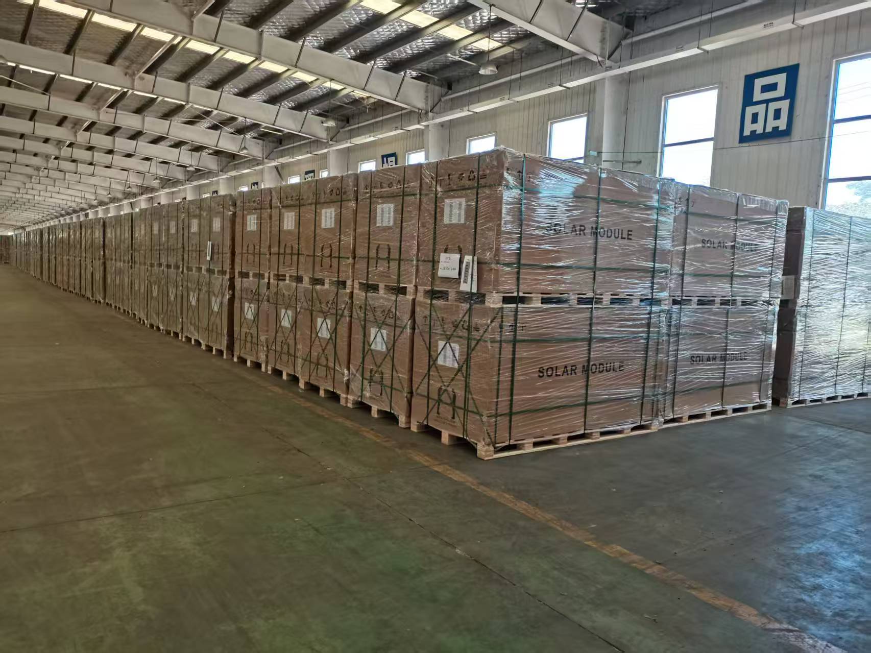 High Efficiency Photovoltaic Panel 580w 590w 600w Solar Panels Bifacial Bc Solar Panel Module Manufacturer