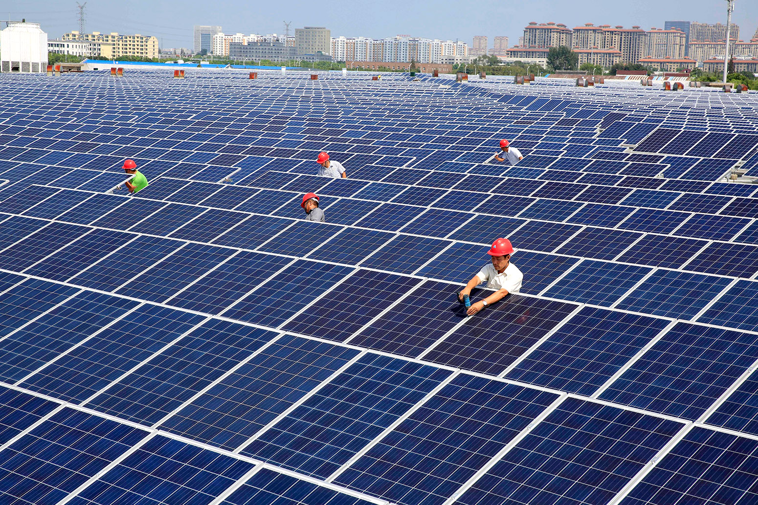 550W 560W 570W 580W 590W 600W Full-Black BC PV Module Mono Half-Cut Solar Cells Solar Panel with Factory Price
