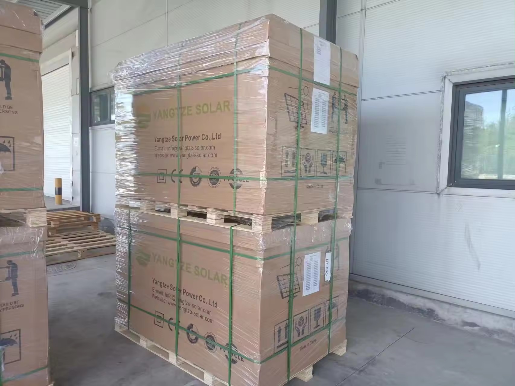 Yangtze High Efficiency 700w 730w 750w Bifacial Mono Perc Solar Panel for Sale