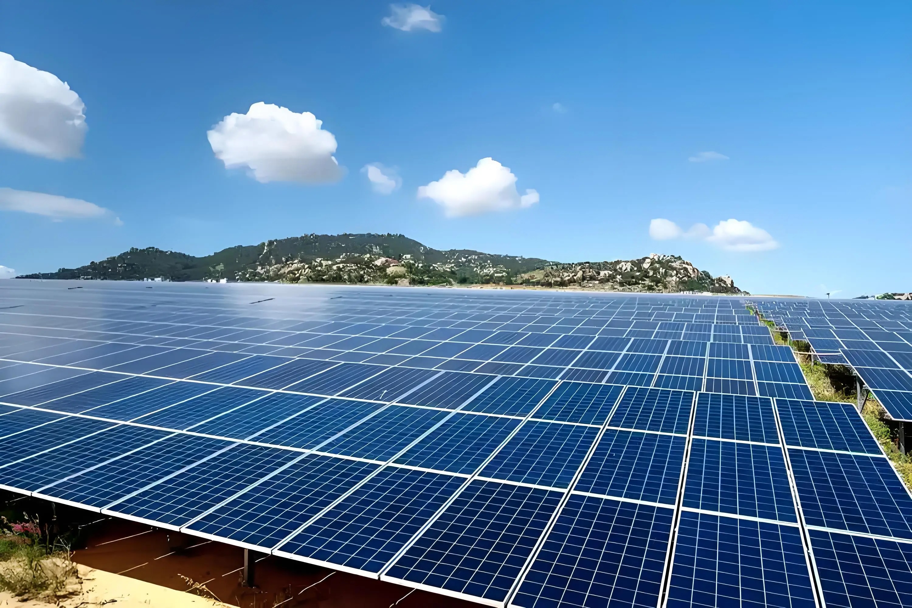 Monocrystalline Solar Panel 580W Solar Panels Original Factory First Grade Level Solar Bifacial Panel Stock Available
