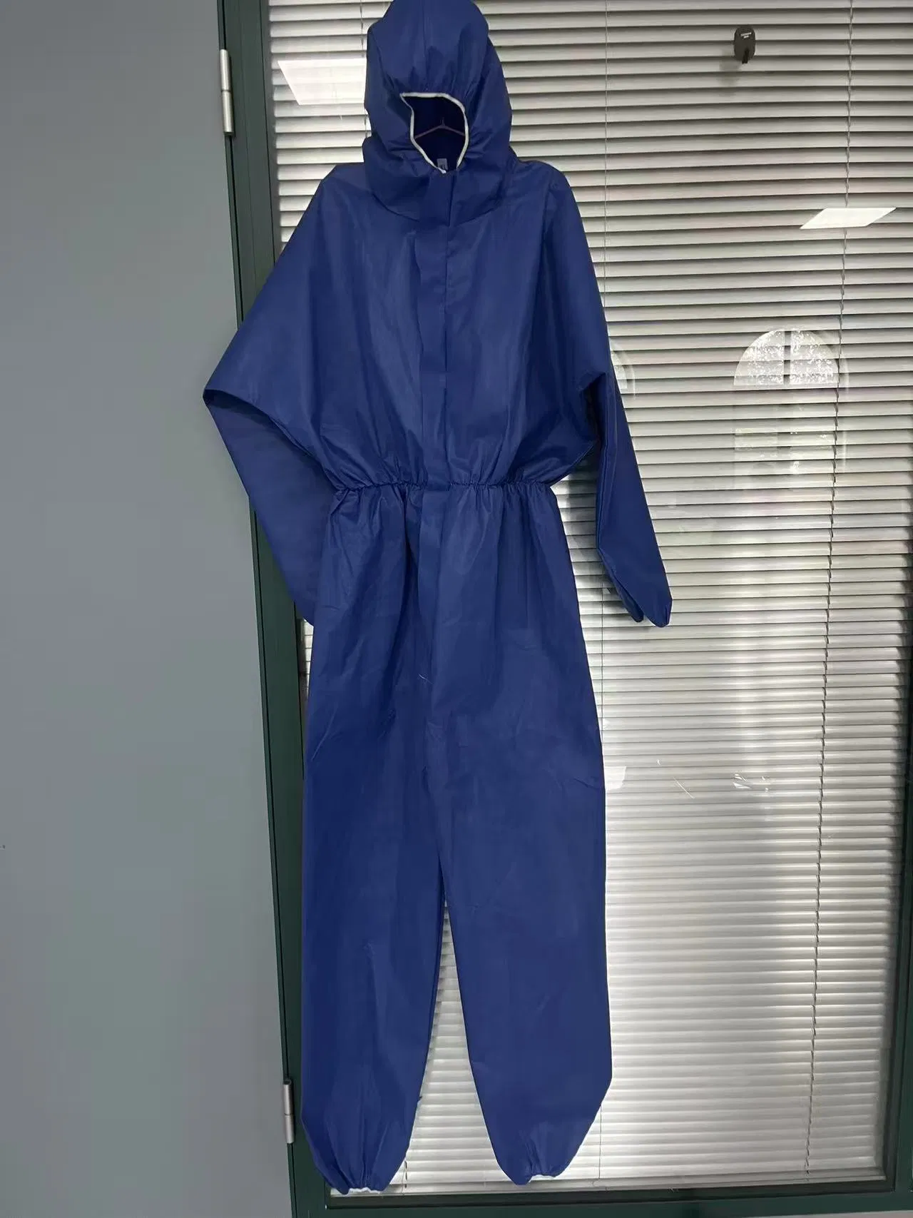 Batas desechables de PP SMS microporosas de venta al por mayor, ropa de trabajo personalizada, vestido no tejido