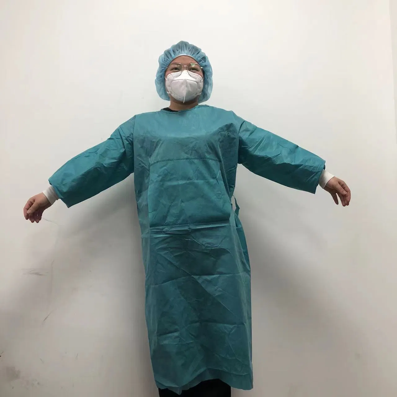Bata de Aislamiento Impermeable Desechable de Nivel 1 Certificada CE para Uso Médico en Consultorios y Hospitales