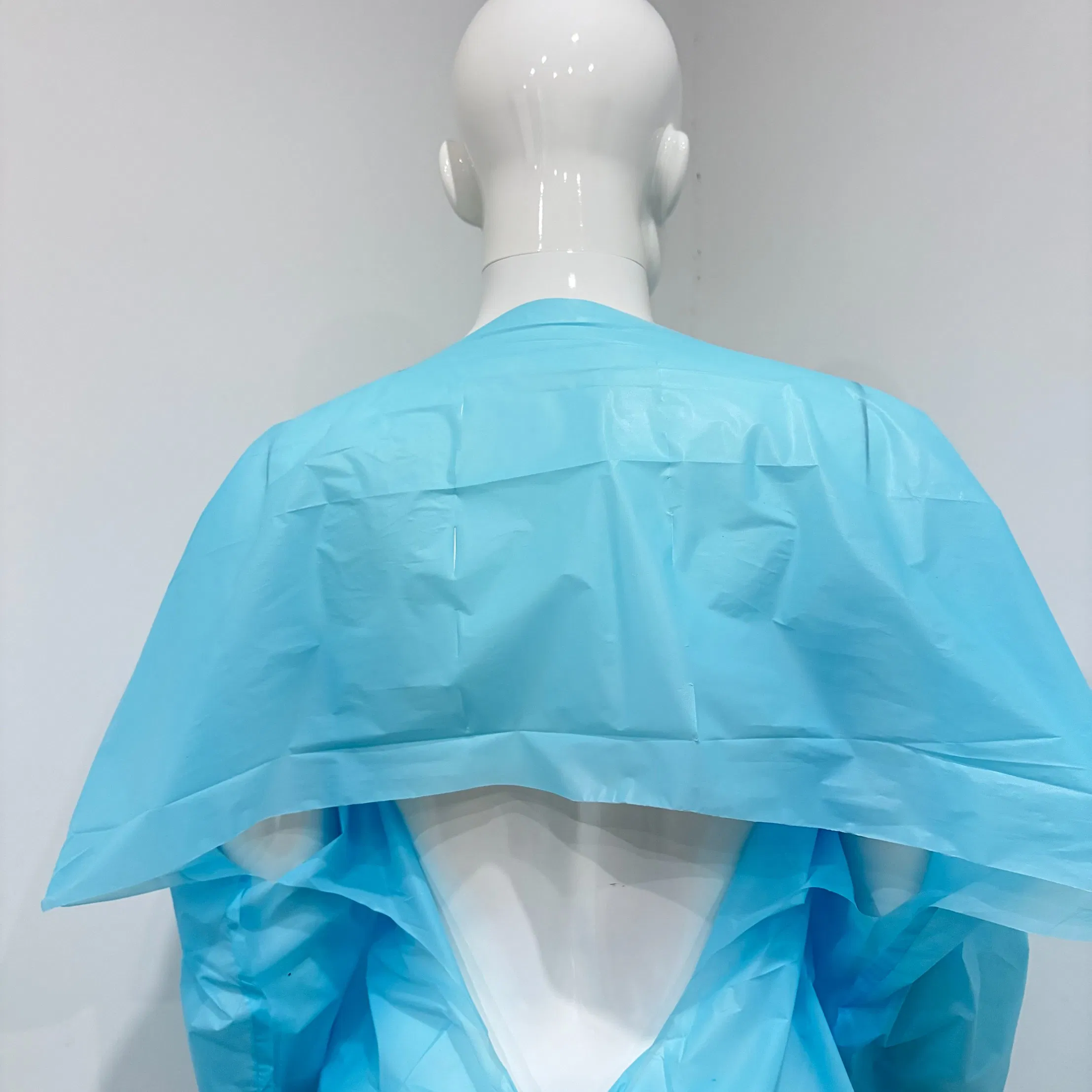 Batas médicas desechables de CPE de manga larga, delantal impermeable con puño de lazo para el pulgar, bata de aislamiento protectora