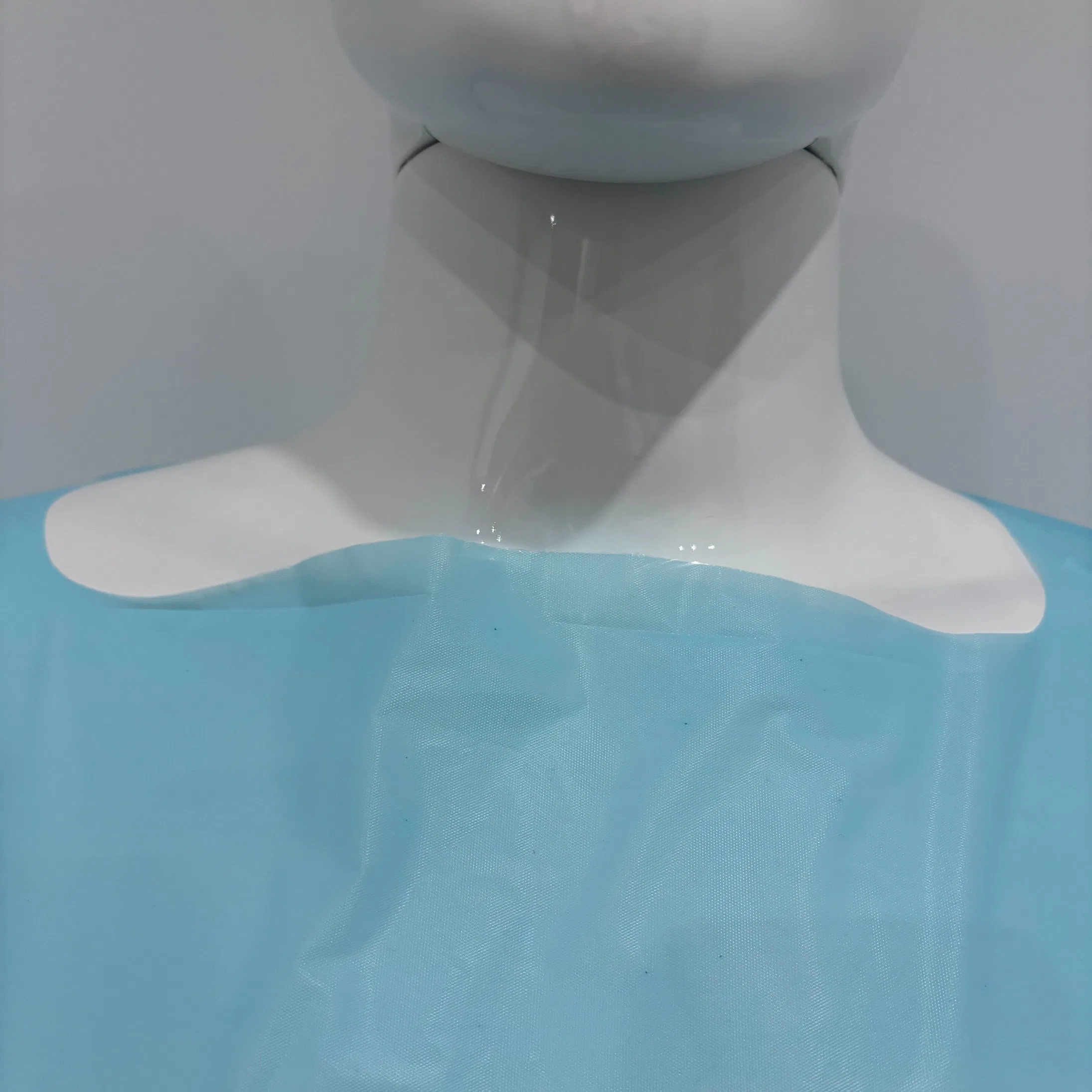 Batas médicas desechables de CPE de manga larga, delantal impermeable con puño de lazo para el pulgar, bata de aislamiento protectora