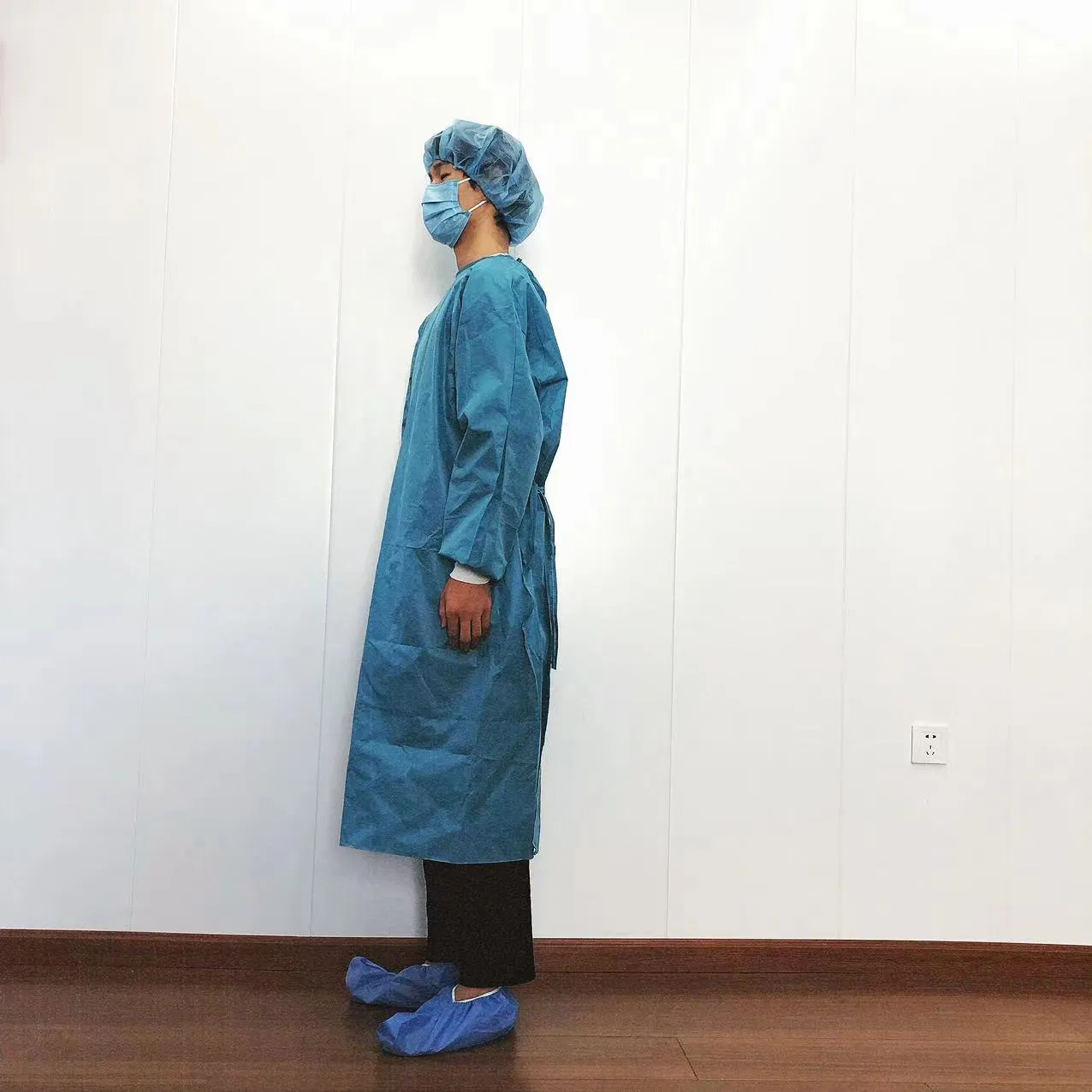 Bata de Aislamiento Impermeable Desechable de Nivel 1 Certificada CE para Uso Médico en Consultorios y Hospitales