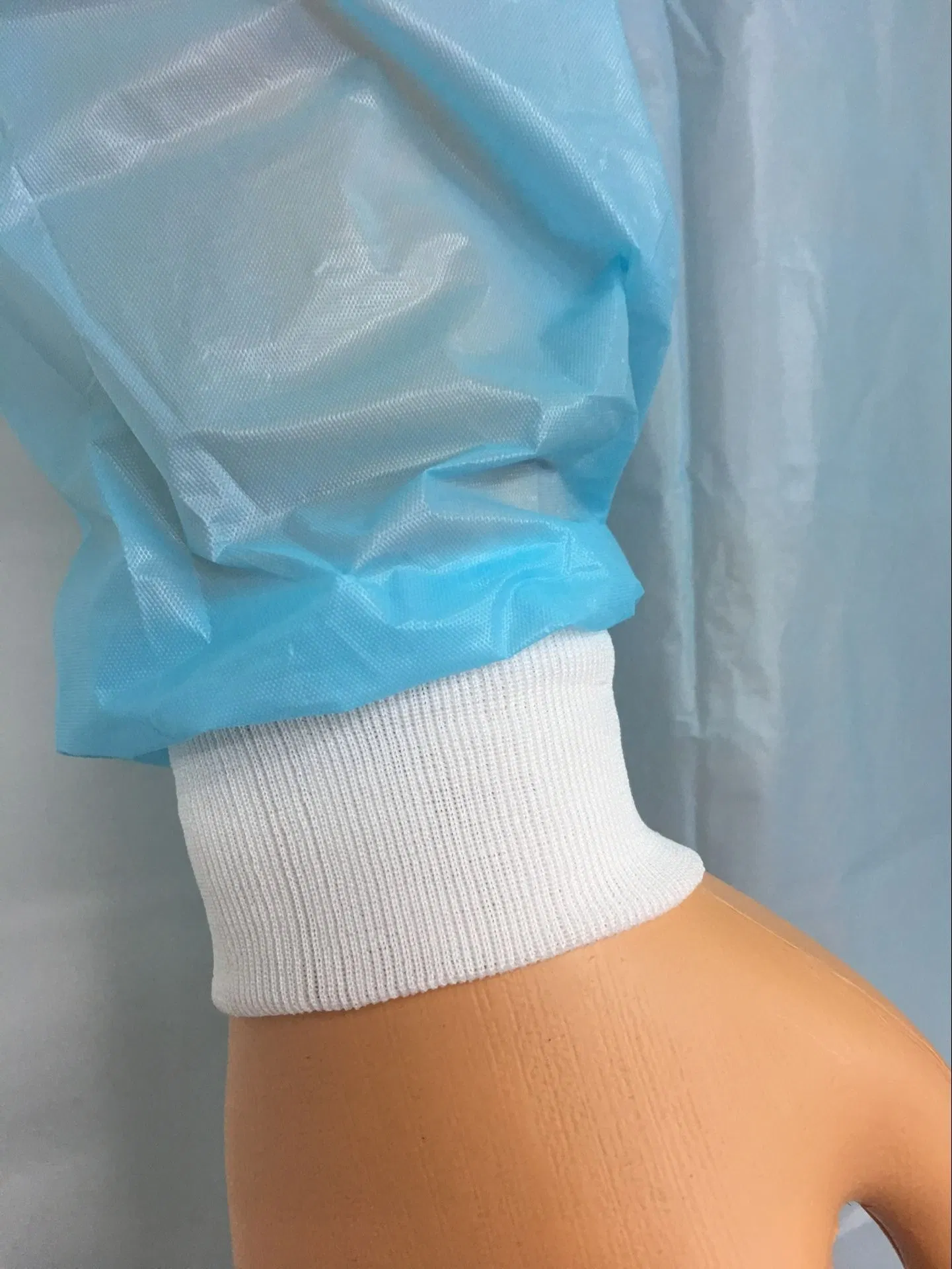 Bata de aislamiento desechable de PP+PE con puños de punto