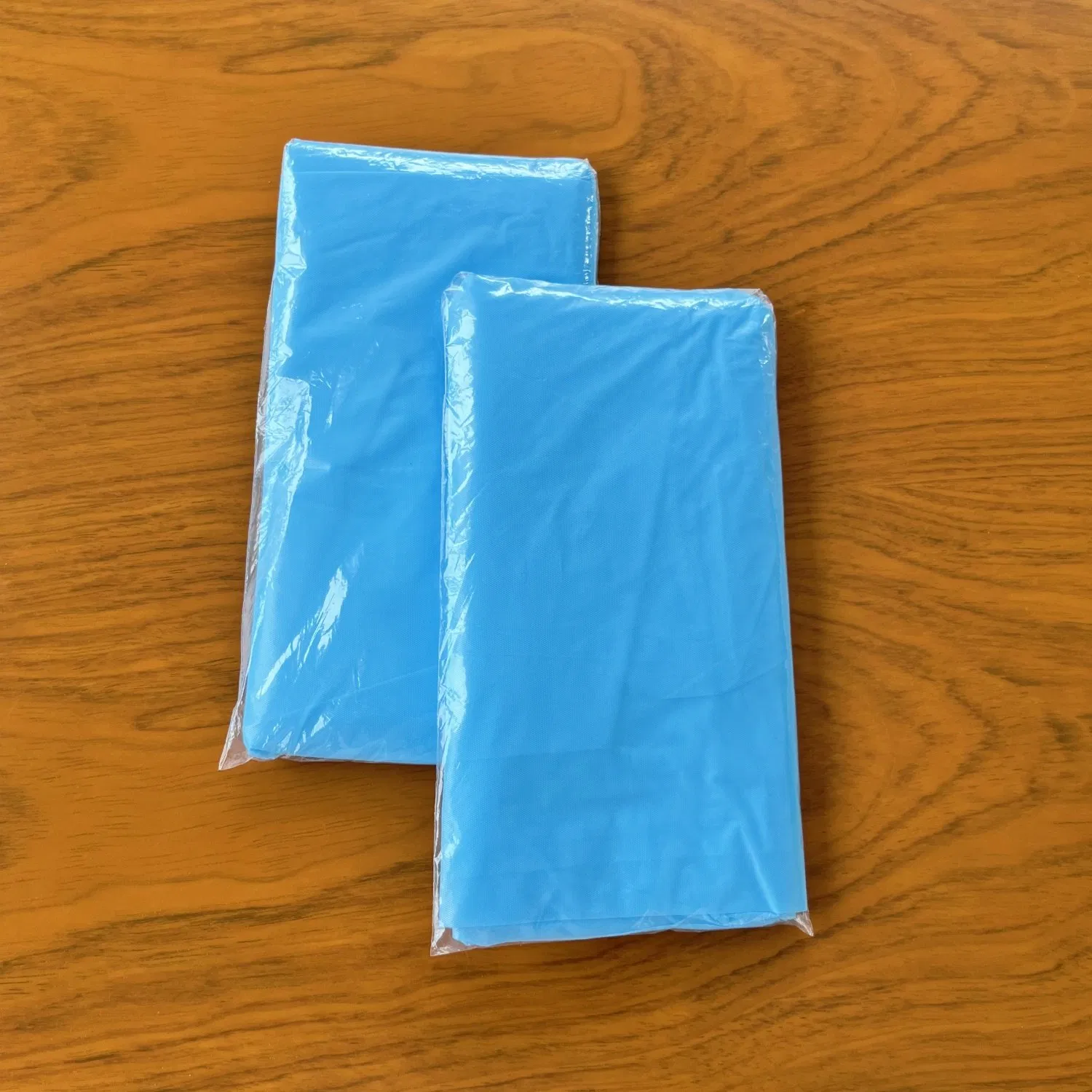 Bata de aislamiento desechable unisex de CPE resistente a fluidos con lazo para el pulgar