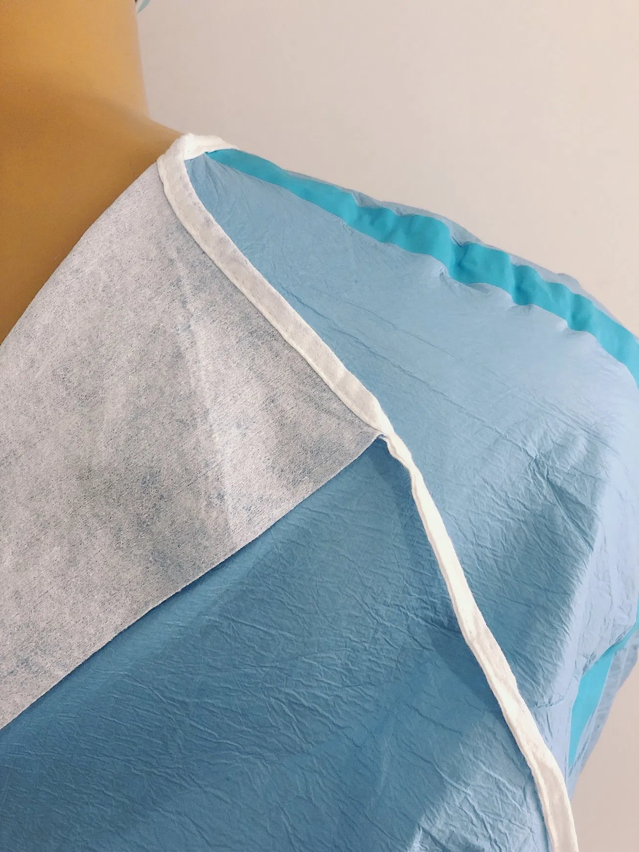 Gown de AAMI Nivel 3 Microporoso Laminado, Soldado por Calor, Aislamiento, Eo Esterilizado,