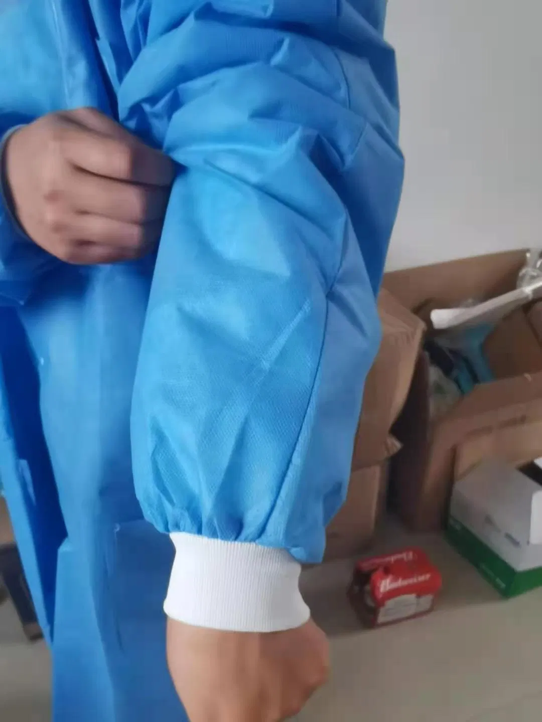 Bata quirúrgica desechable de alta calidad, delantal de aislamiento con lazo para el pulgar, trajes de scrubs