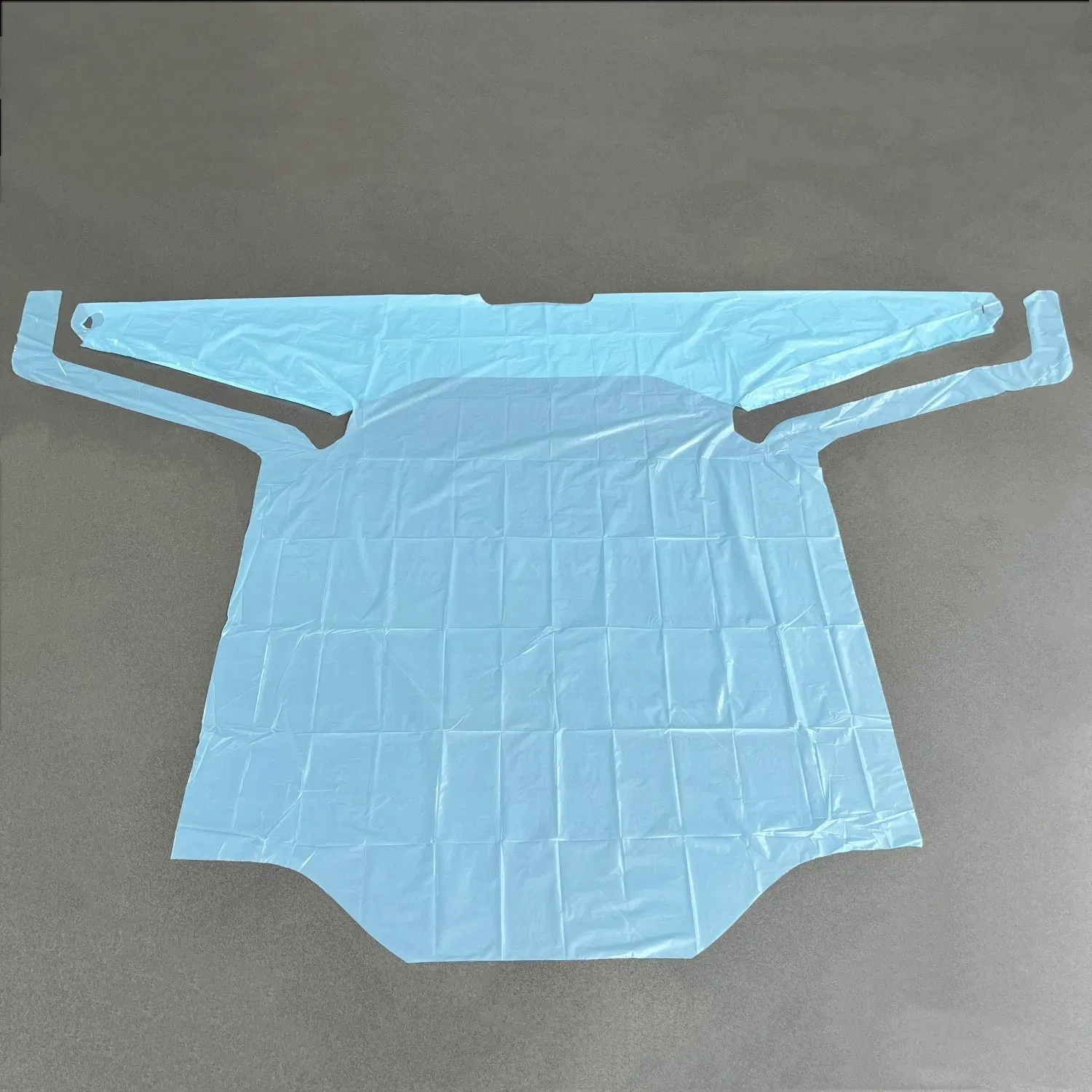 Bata de aislamiento desechable unisex de CPE resistente a fluidos con lazo para el pulgar