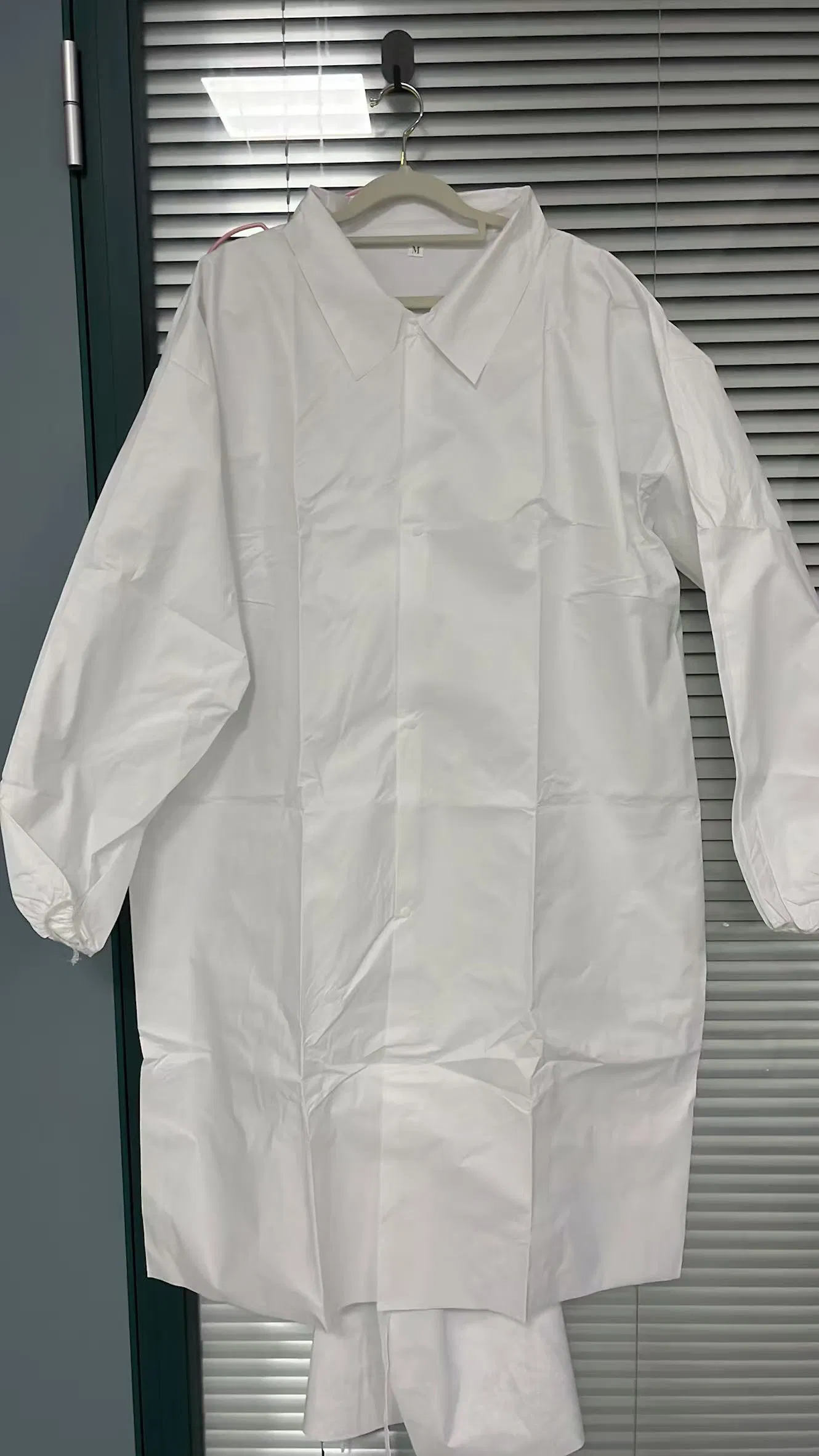 Batas desechables de PP SMS microporosas de venta al por mayor, ropa de trabajo personalizada, vestido no tejido