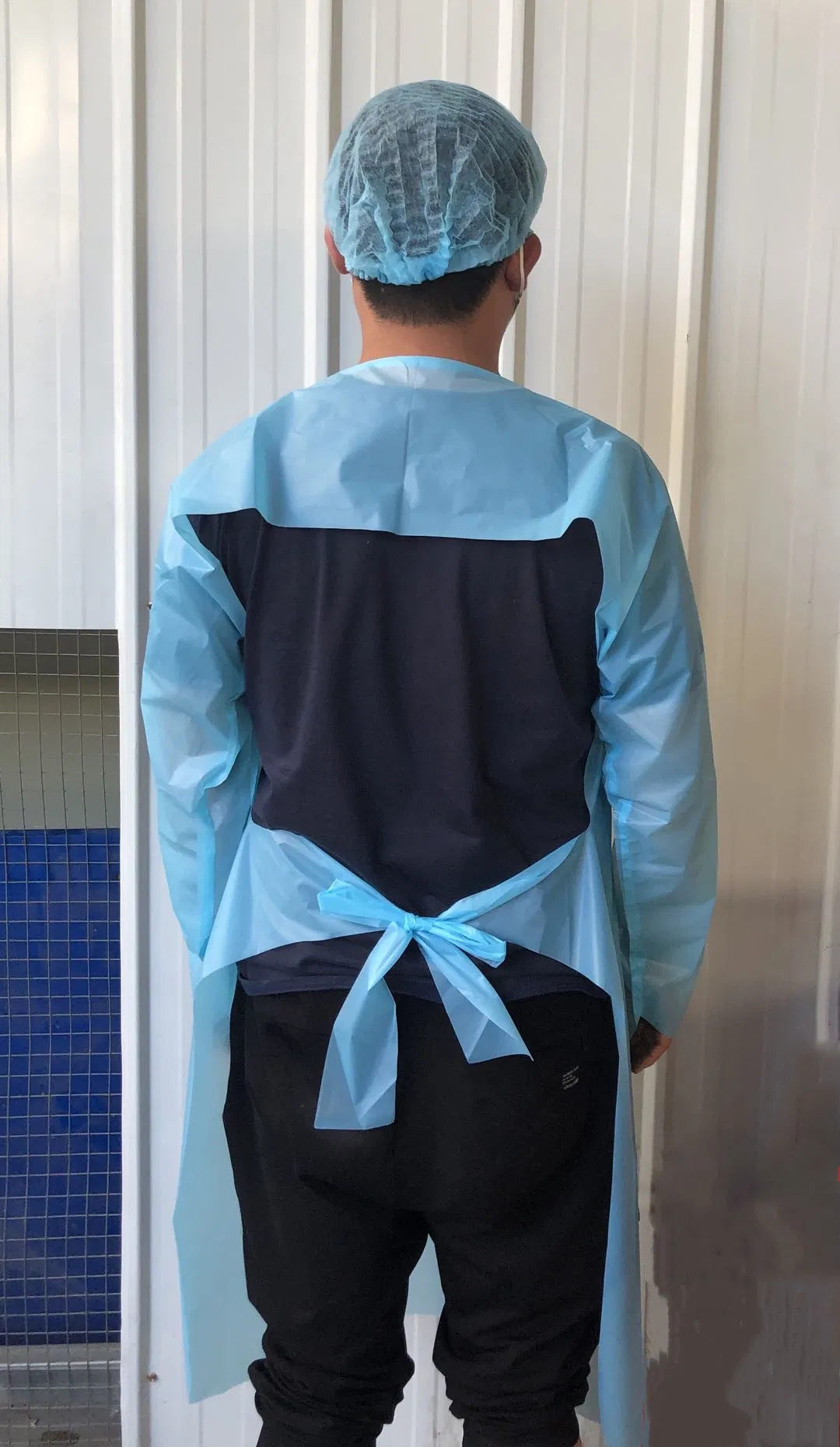 Bata de aislamiento desechable unisex de CPE resistente a fluidos con lazo para el pulgar