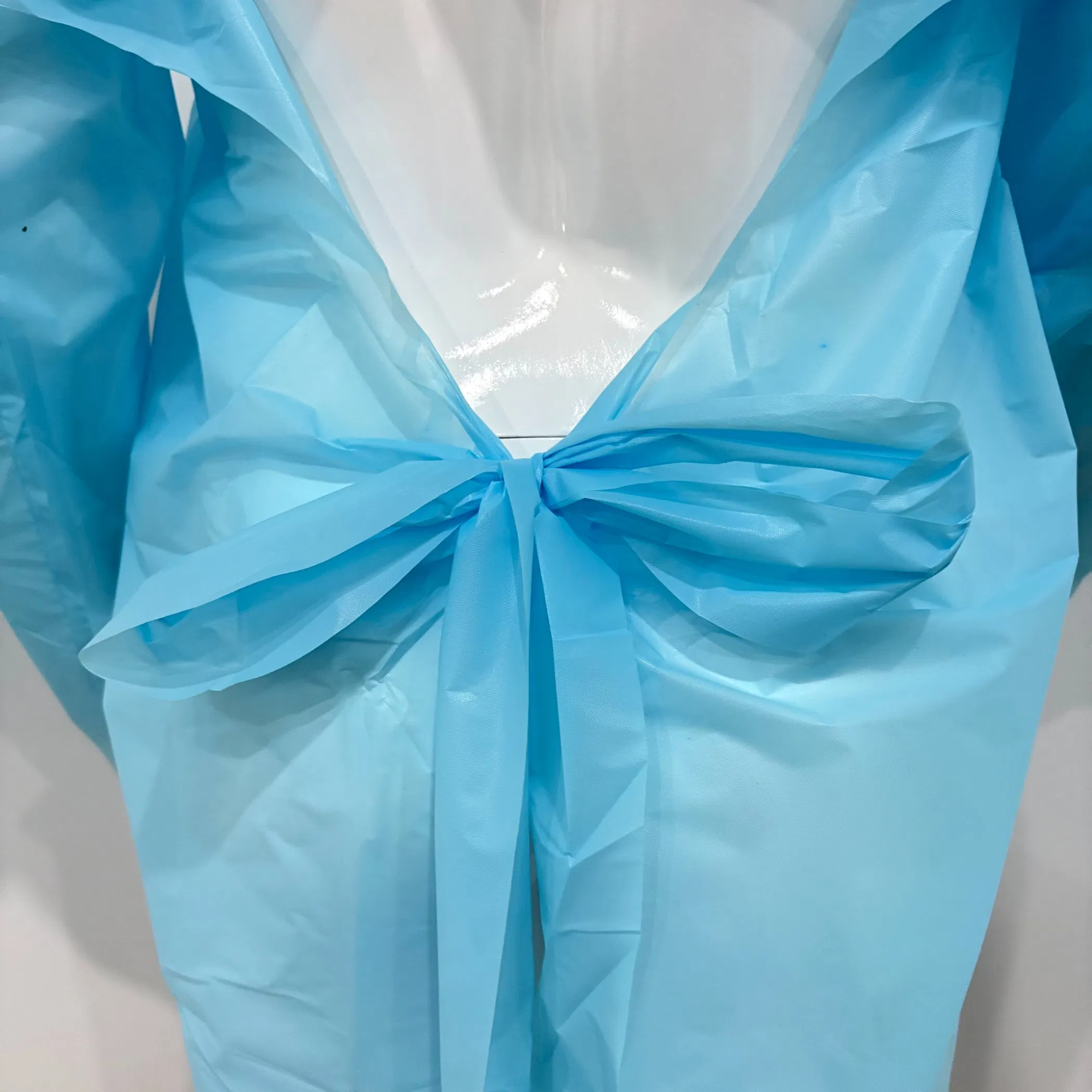 Batas médicas desechables de CPE de manga larga, delantal impermeable con puño de lazo para el pulgar, bata de aislamiento protectora