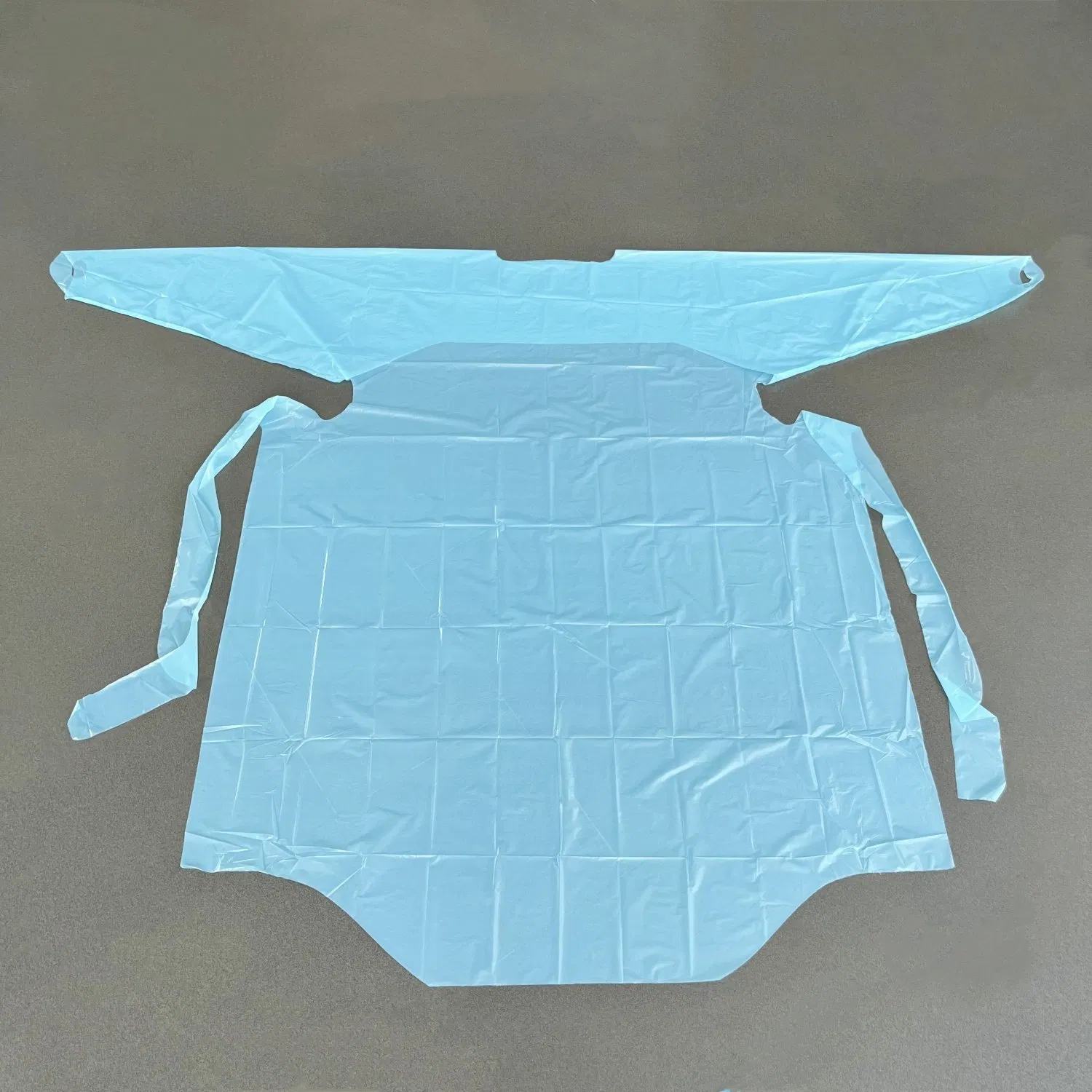 Bata de aislamiento desechable unisex de CPE resistente a fluidos con lazo para el pulgar