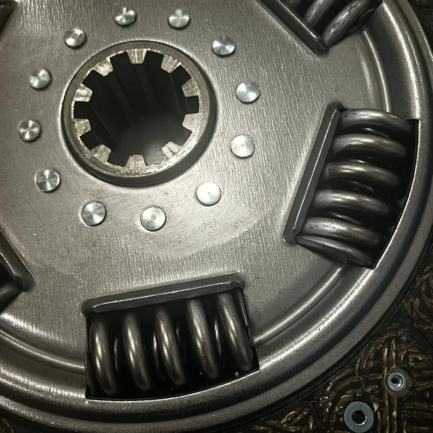 Durable Volvo 430mm Amt Clutch Disc Assembly for Efficient Tractor Parts Performance