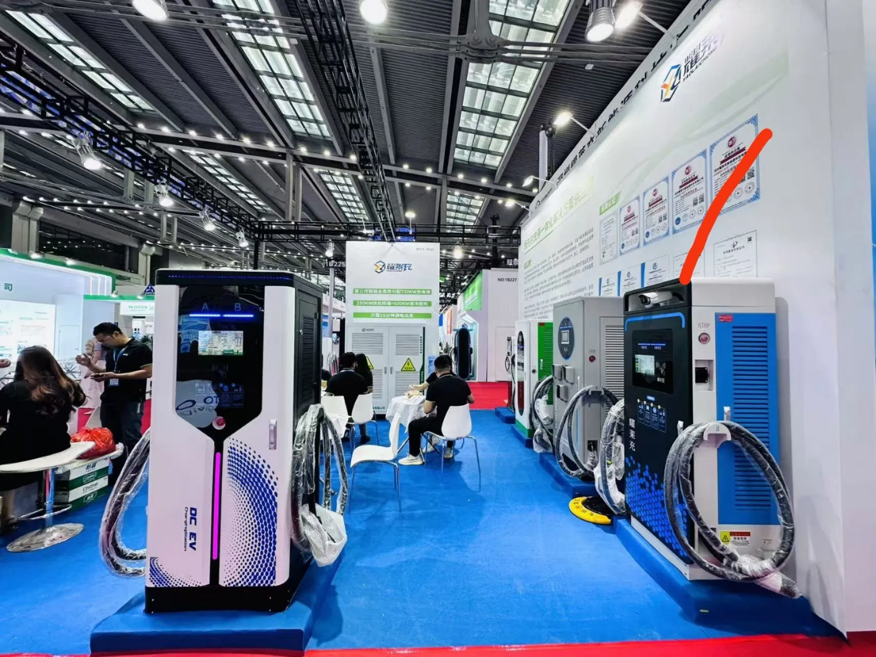 40kw 60kw 240kw تصميم مقبض محمول فعال لمحطة شحن محطات الشحن على الطرق السريعة بين المدن