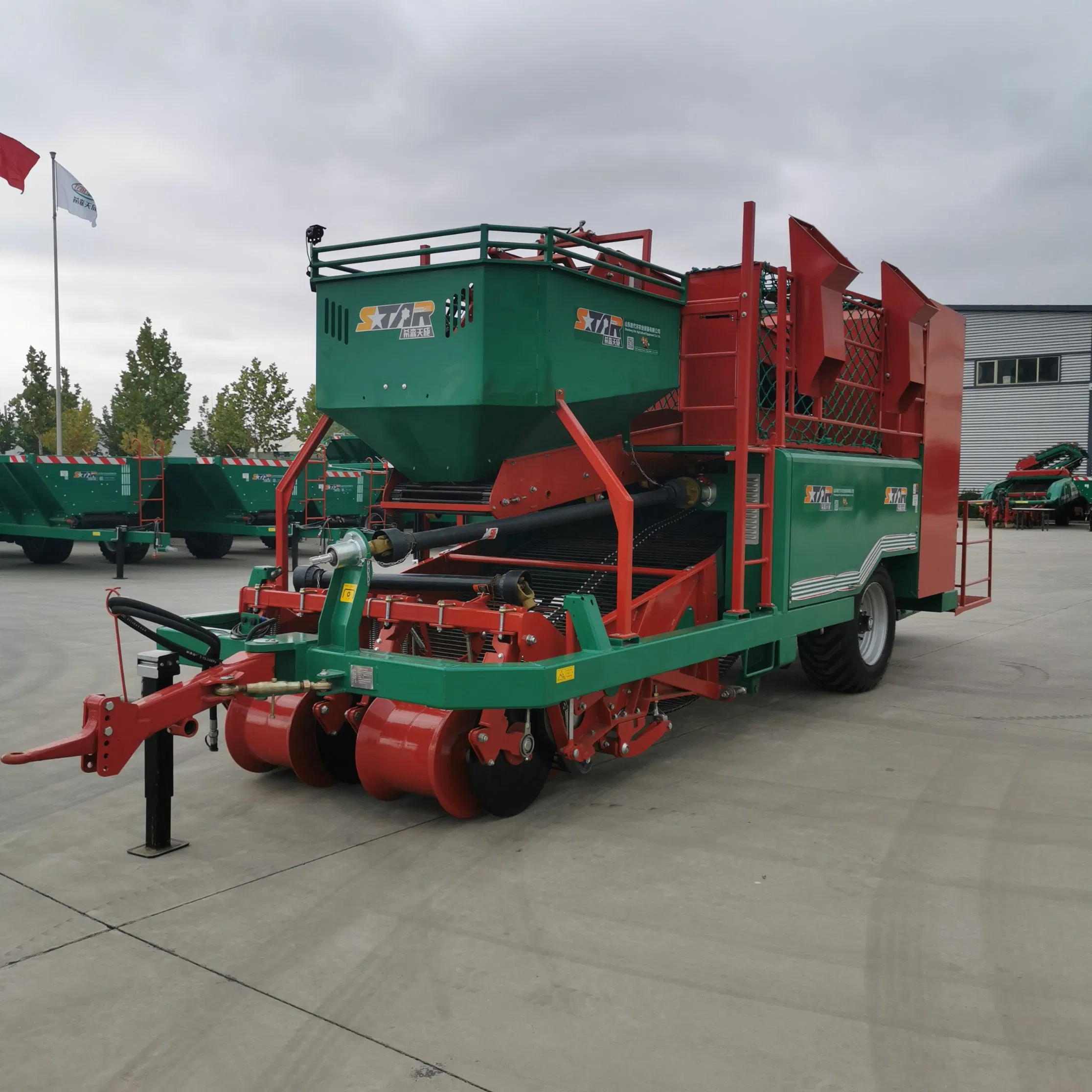 Sugar Cane Onion Rainwater Galic Goundnut Peanut Corn Wheat Paddy Potato Corn Mazie Soybean Grain Rice Mini Track Machine Reaper Harvesting Combine Harvester