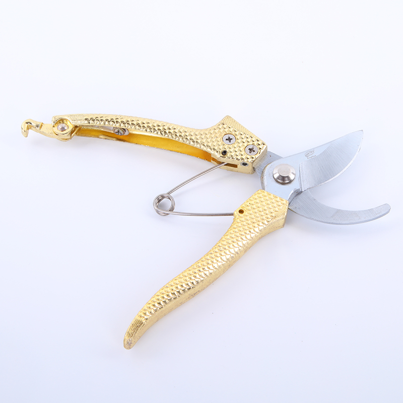 Versatile Garden Tool for Pruning and Trimming