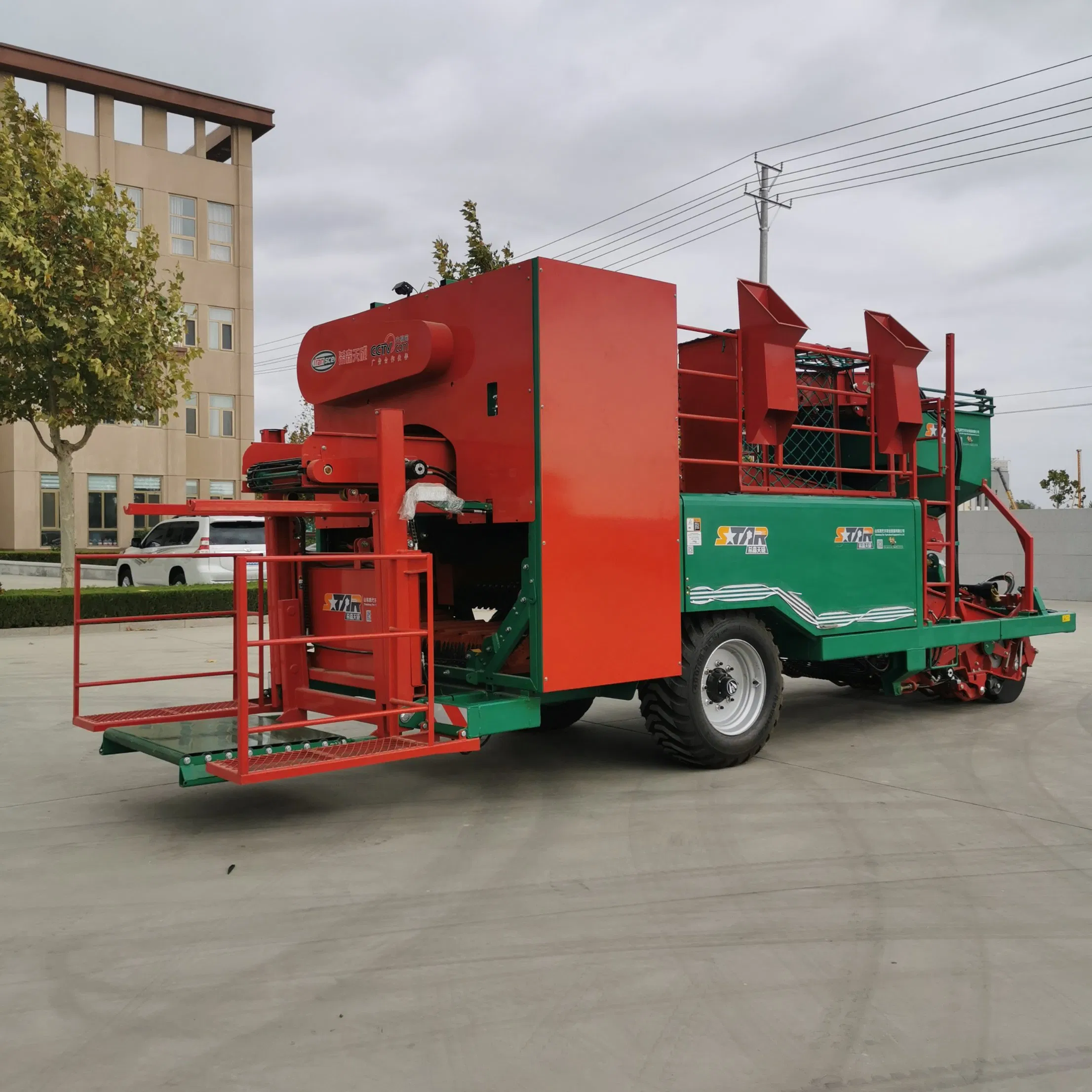 Sugar Cane Onion Rainwater Galic Goundnut Peanut Corn Wheat Paddy Potato Corn Mazie Soybean Grain Rice Mini Track Machine Reaper Harvesting Combine Harvester