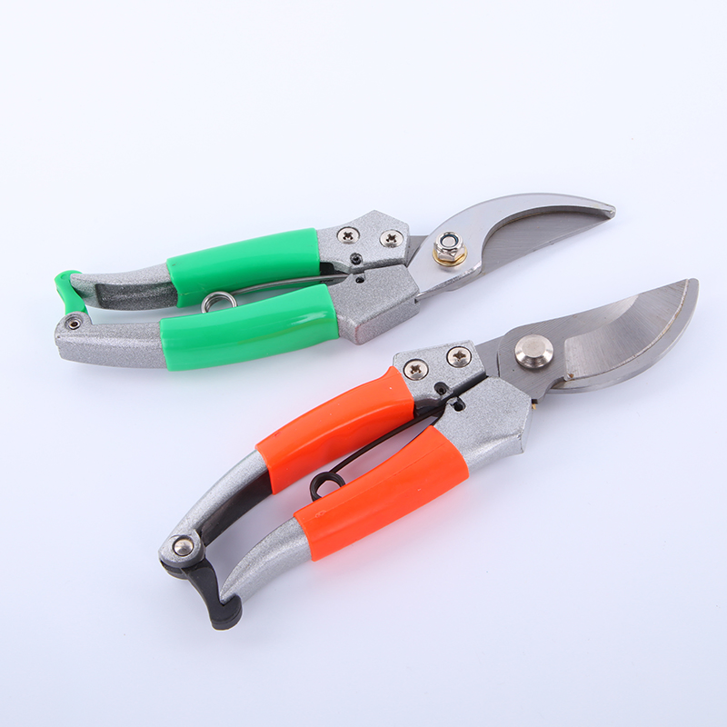 Cutting Tool with Safety Lock for Small Trimming