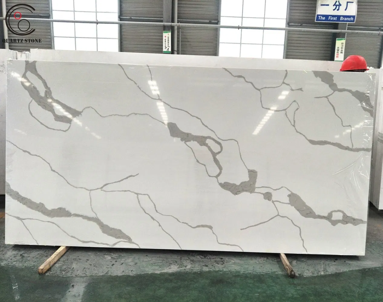 Beautiful Artificial Calacatta Marble-Like Veined Quartz Slabs