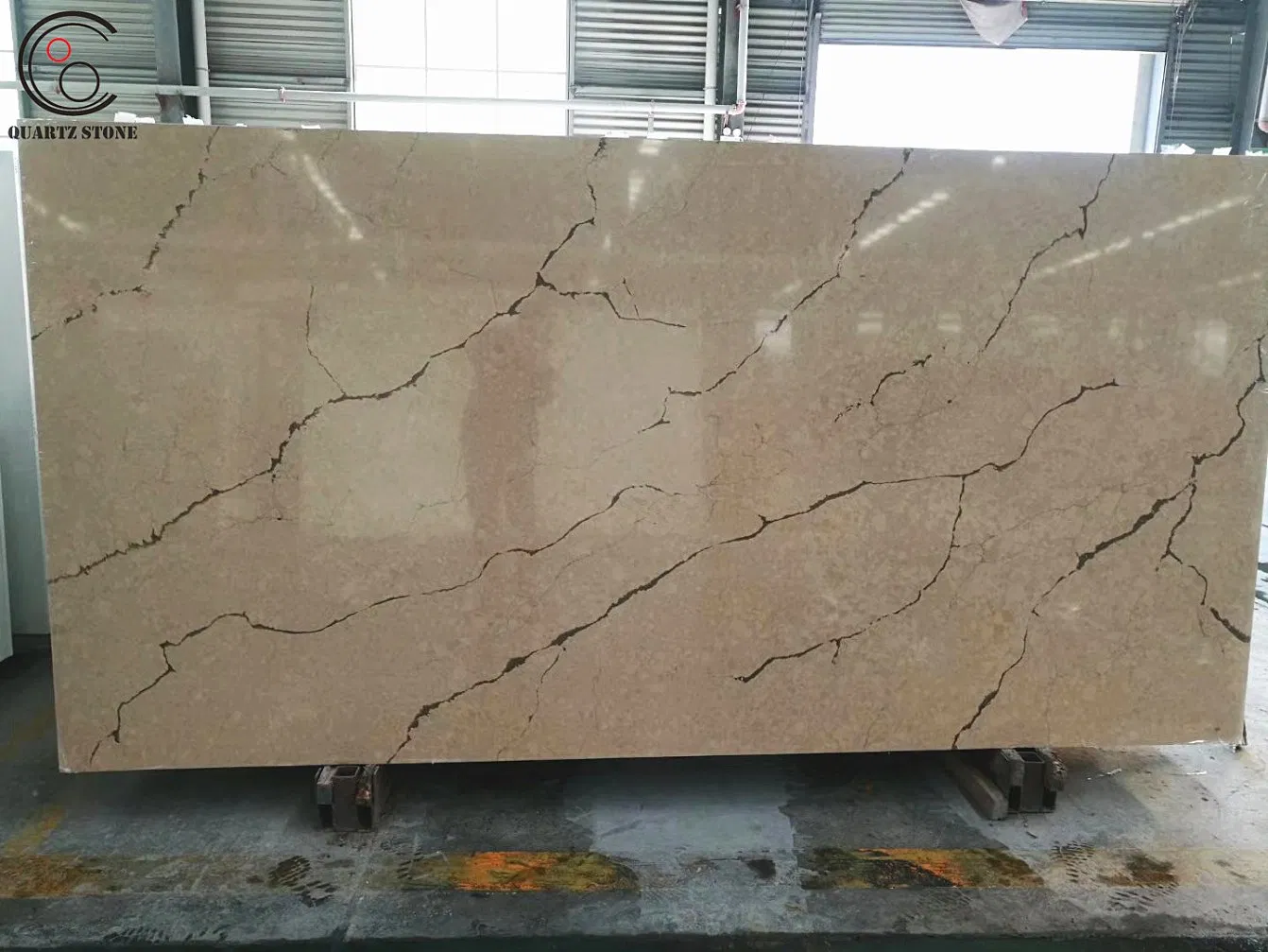 Beautiful Artificial Calacatta Marble-Like Veined Quartz Slabs