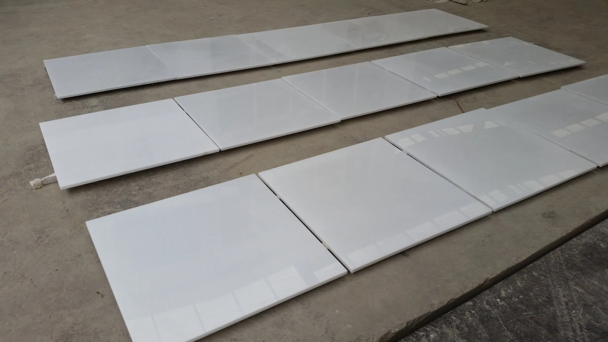 Pure/Royal White Jade/Marble Stone Big Slabs/Tiles/Countertops/Vanity Top/Skirting for Interior/Exterior Decoration