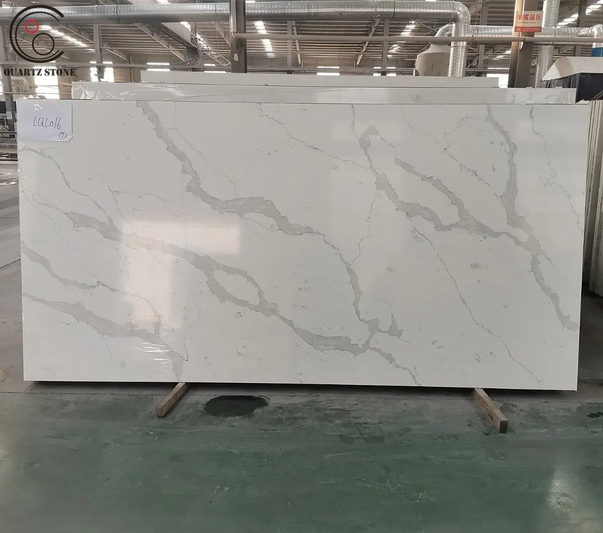 Beautiful Artificial Calacatta Marble-Like Veined Quartz Slabs