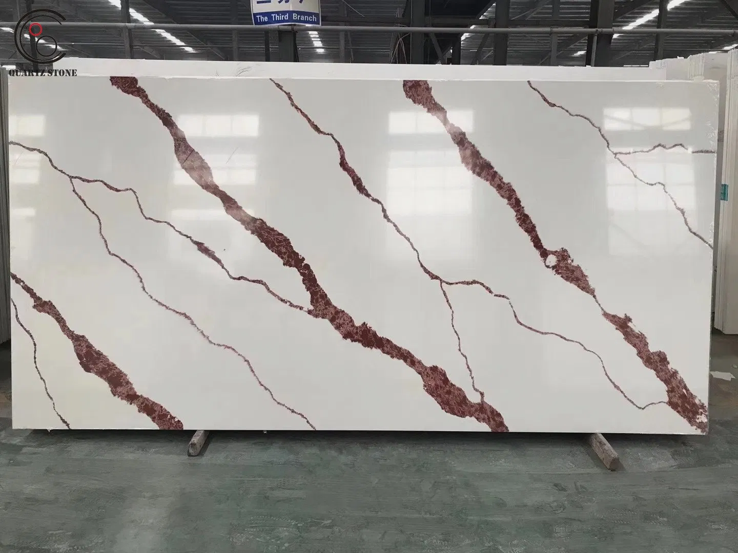 Beautiful Artificial Calacatta Marble-Like Veined Quartz Slabs