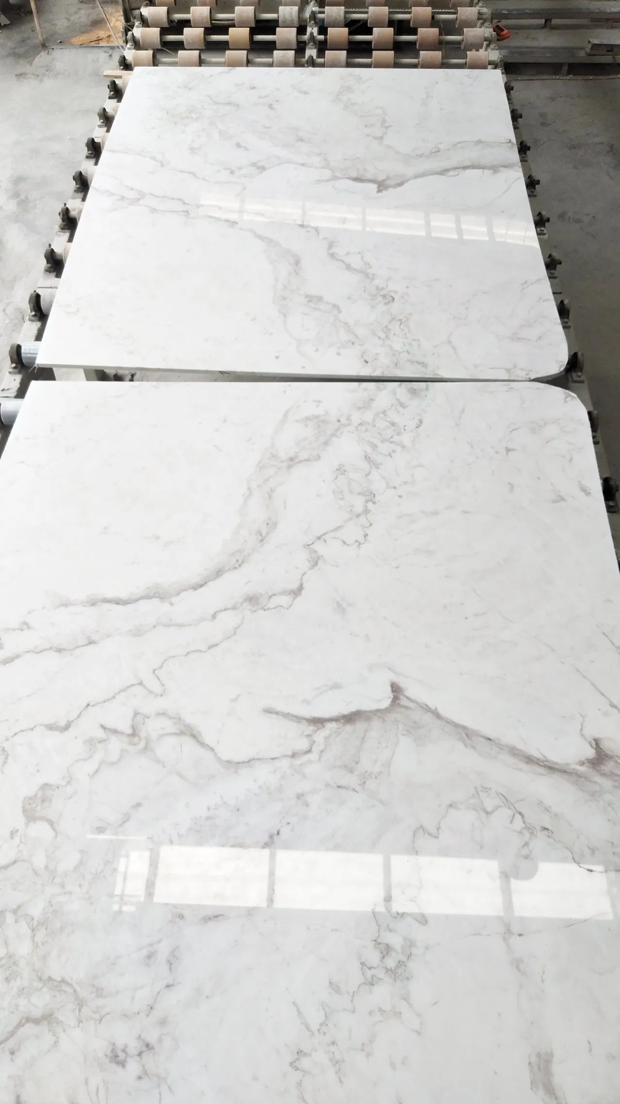 Natural White Volakas Marble Slab with Bookmatch Veins Design
