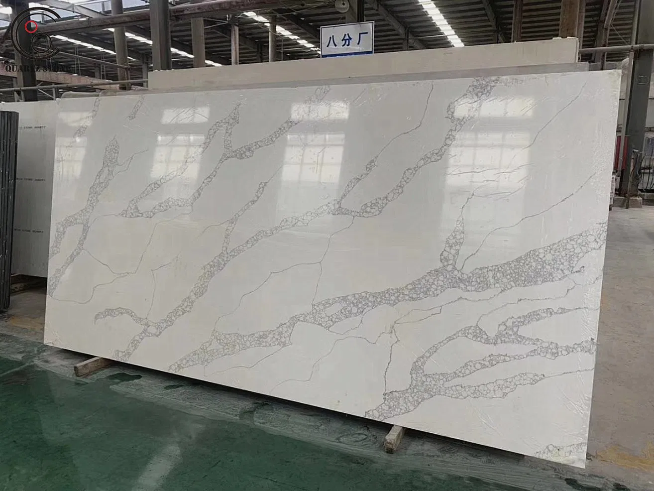 Beautiful Artificial Calacatta Marble-Like Veined Quartz Slabs