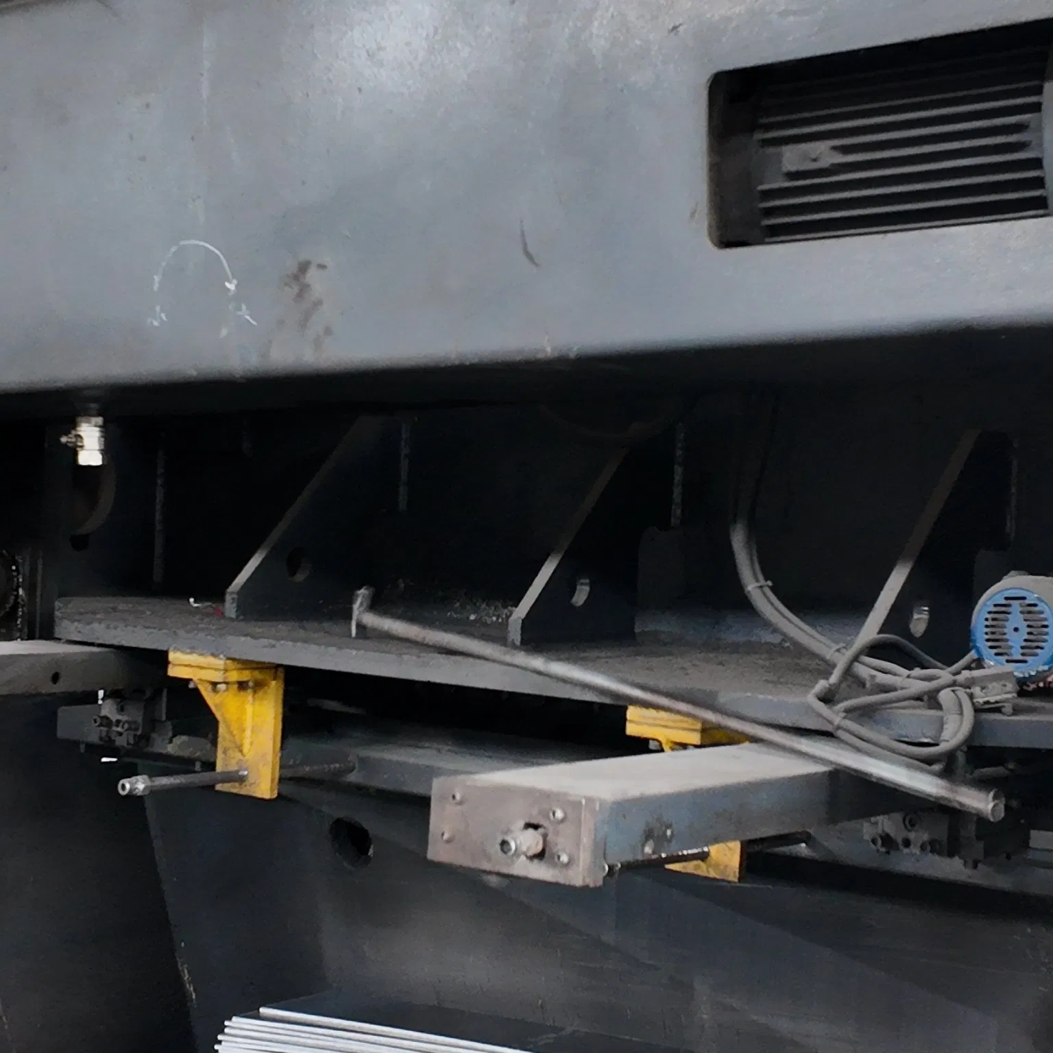 Fabrication de pièces prototypes en tôle de haute précision, services de découpe laser CNC et de soudage