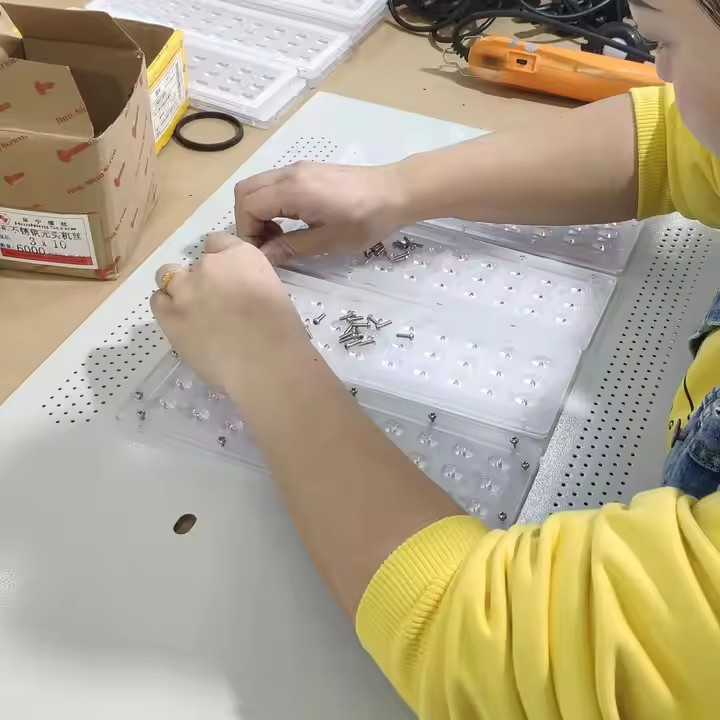 150W UFO Hot Sale Integrated Street Lamp Lighting Time in Smart Cities Road Outdoor All in One LED Solar Street Light