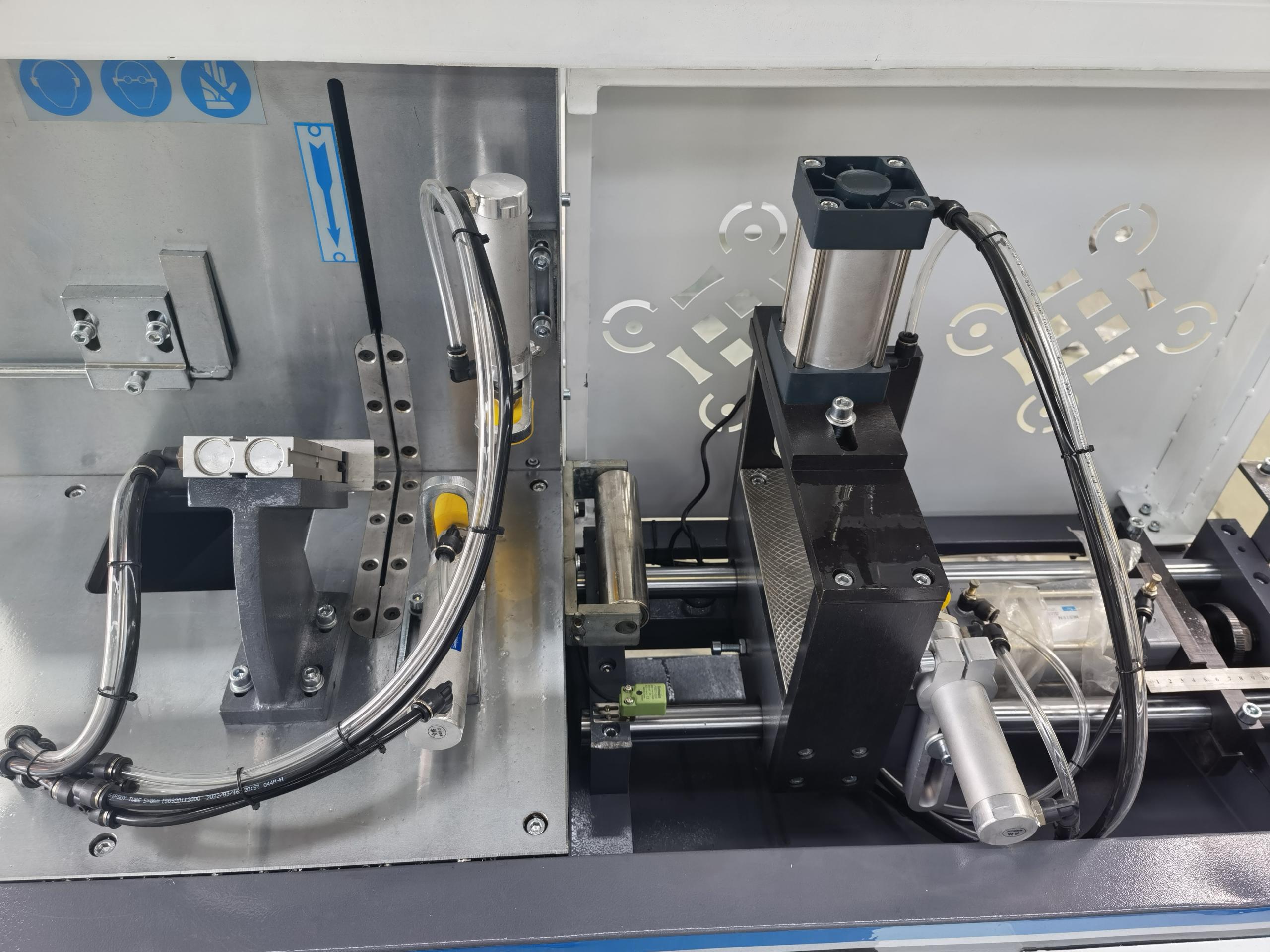 Hisena Aluminum Door Window Corner Cutting Machine With Motor Bearing Core Components 2.2KW 380V Easy To Operate