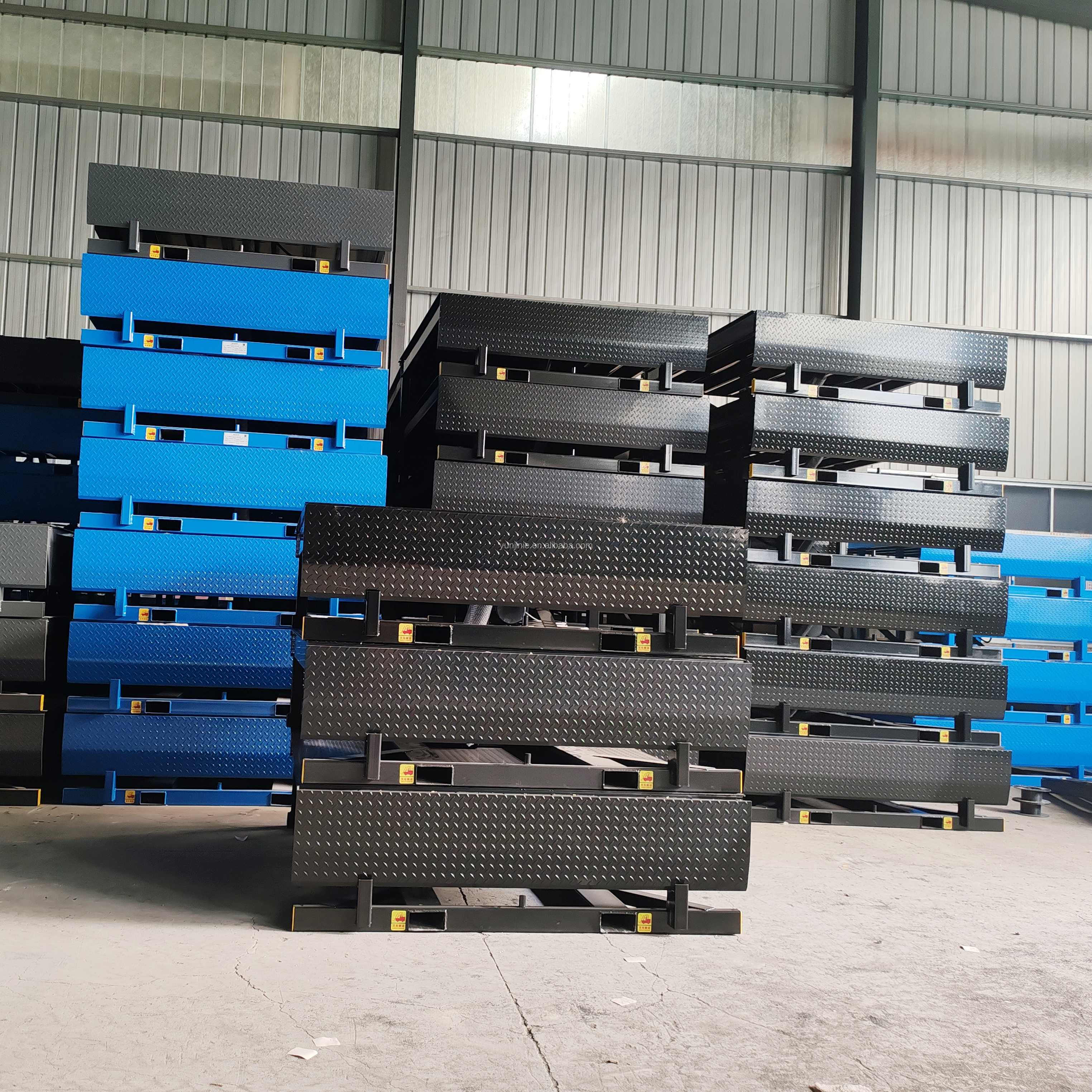 Heavy Duty Unloading Dock Platform With Dock Leveler Electric Hydraulic 22000LBS Cargo Loading Platform for Trucks