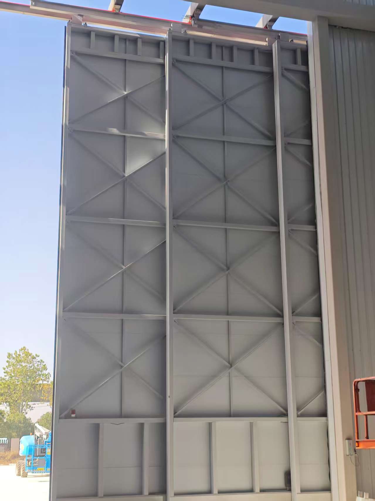 Insulated Bi-hinged Hangar Door Detail 2